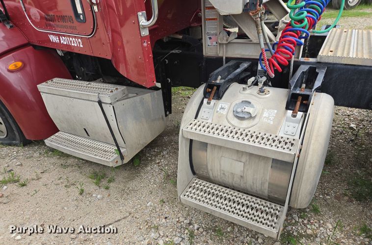 image for item DT4948 2010 Peterbilt 386 semi truck