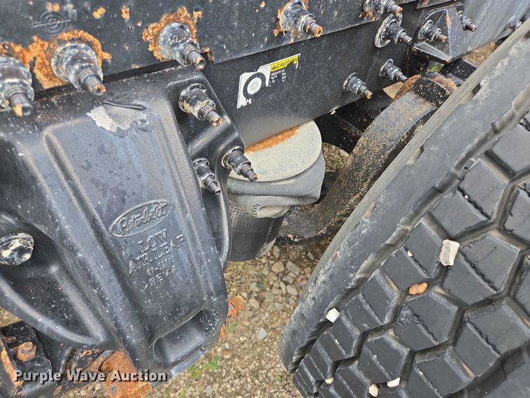 image for item DT4948 2010 Peterbilt 386 semi truck