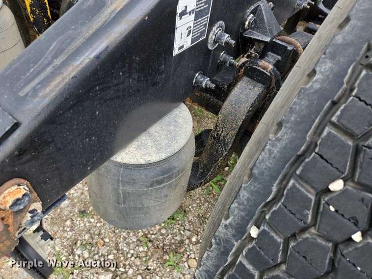 image for item DT4948 2010 Peterbilt 386 semi truck