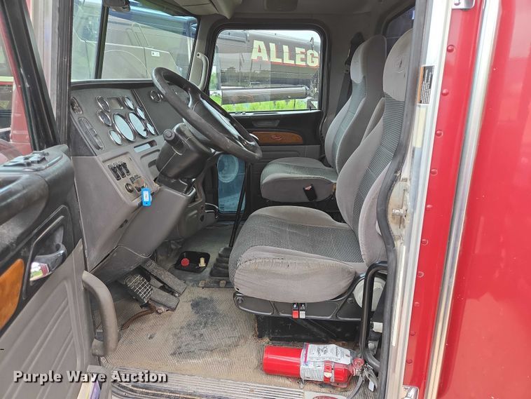 image for item DT4948 2010 Peterbilt 386 semi truck