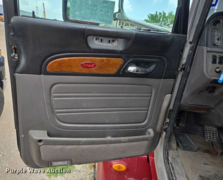 image for item DT4948 2010 Peterbilt 386 semi truck