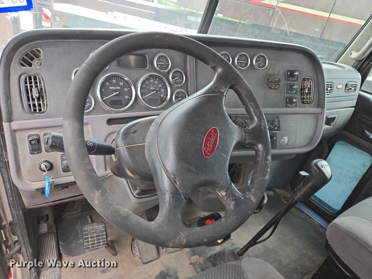 image for item DT4948 2010 Peterbilt 386 semi truck
