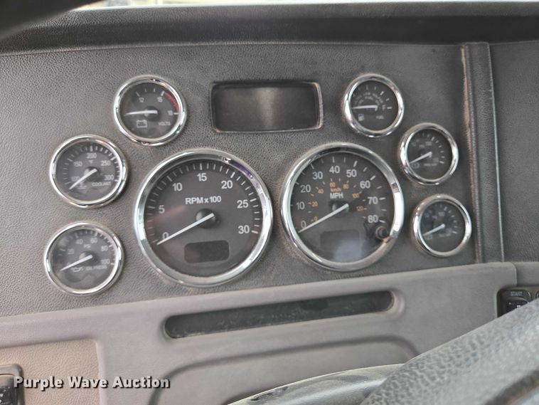 image for item DT4948 2010 Peterbilt 386 semi truck