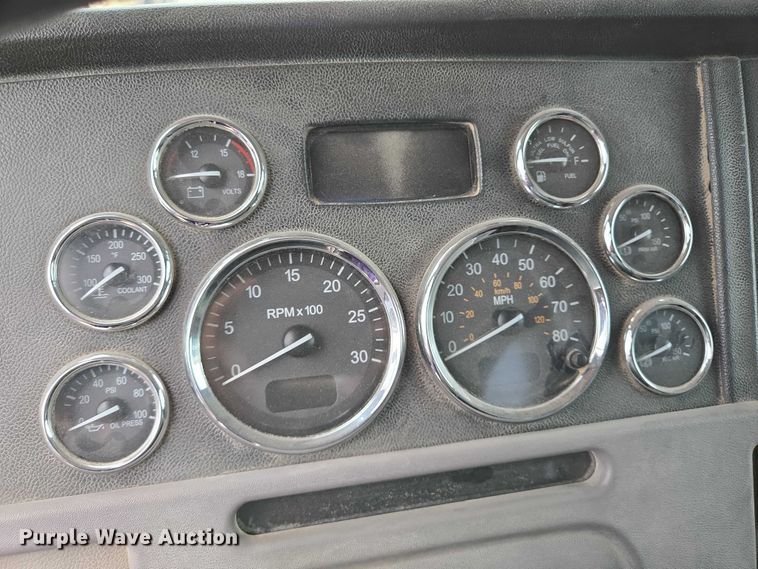 image for item DT4948 2010 Peterbilt 386 semi truck