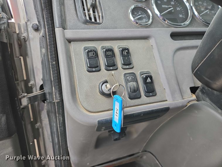 image for item DT4948 2010 Peterbilt 386 semi truck