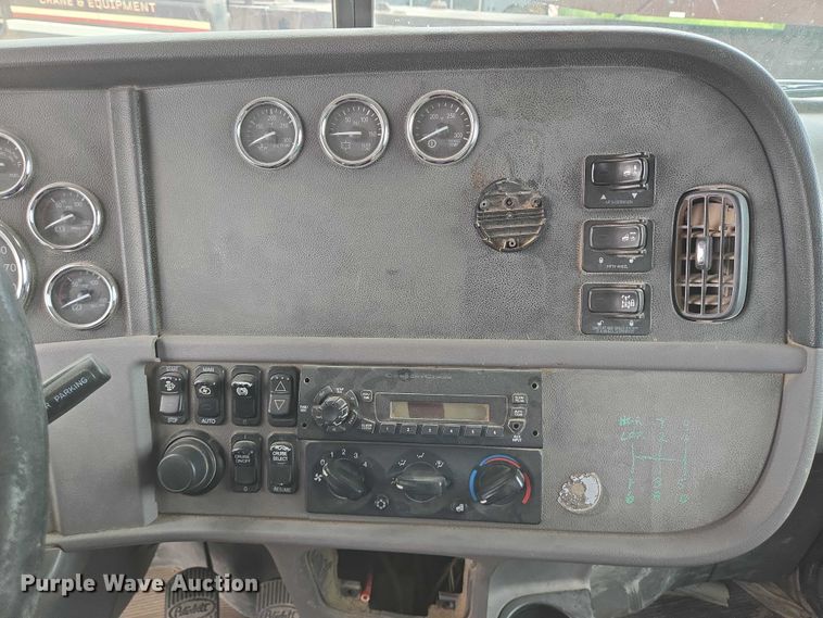 image for item DT4948 2010 Peterbilt 386 semi truck