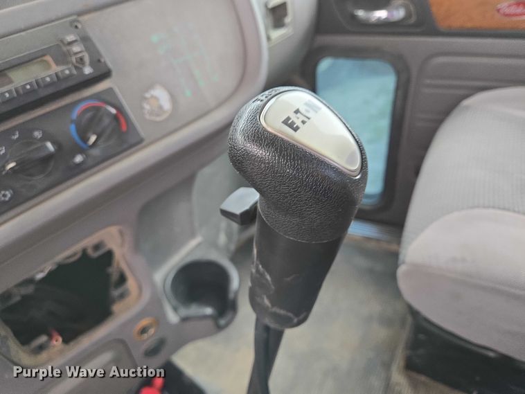 image for item DT4948 2010 Peterbilt 386 semi truck