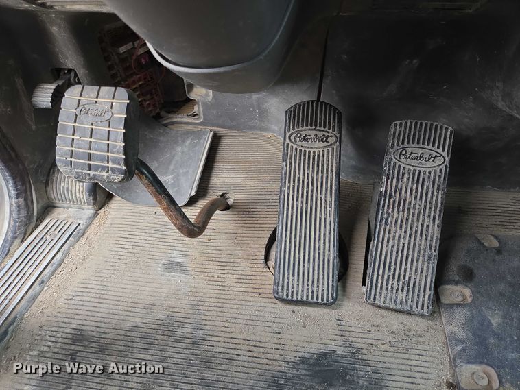 image for item DT4948 2010 Peterbilt 386 semi truck