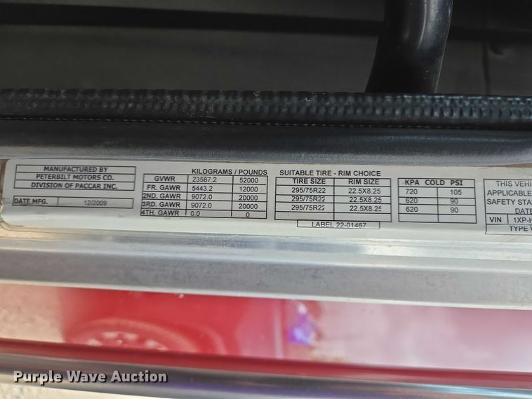 image for item DT4948 2010 Peterbilt 386 semi truck