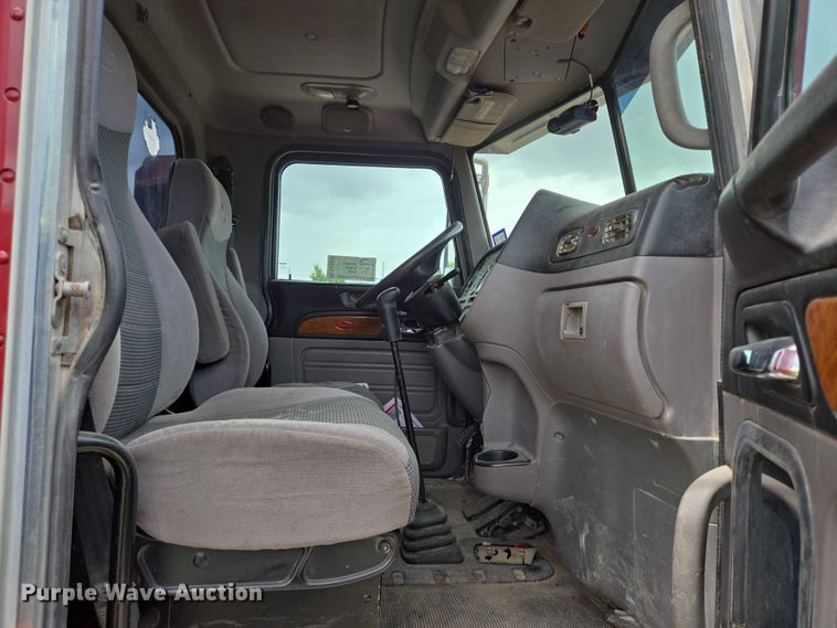 image for item DT4948 2010 Peterbilt 386 semi truck