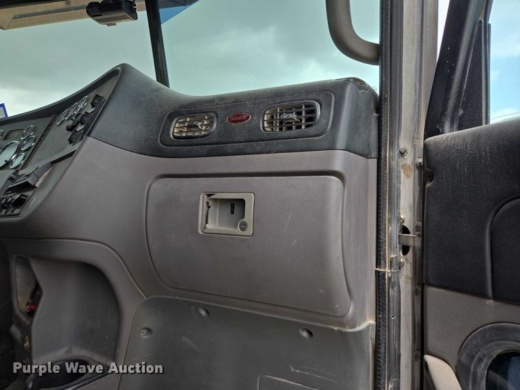 image for item DT4948 2010 Peterbilt 386 semi truck