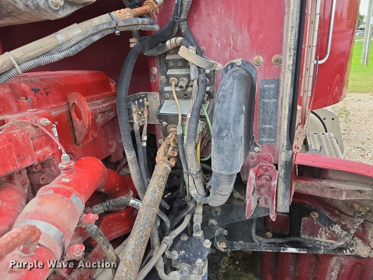 image for item DT4948 2010 Peterbilt 386 semi truck