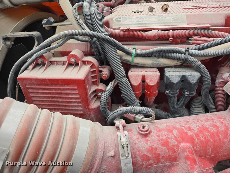 image for item DT4948 2010 Peterbilt 386 semi truck