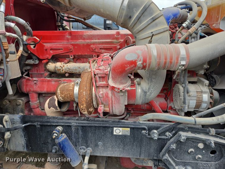 image for item DT4948 2010 Peterbilt 386 semi truck