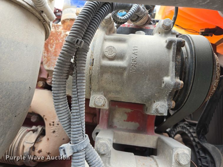 image for item DT4948 2010 Peterbilt 386 semi truck