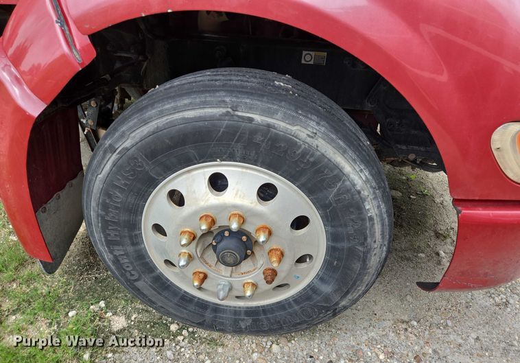 image for item DT4948 2010 Peterbilt 386 semi truck