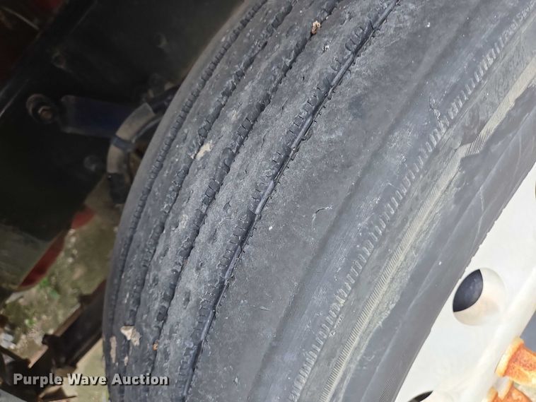 image for item DT4948 2010 Peterbilt 386 semi truck