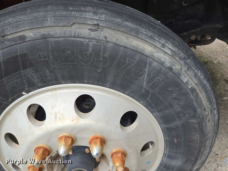 image for item DT4948 2010 Peterbilt 386 semi truck