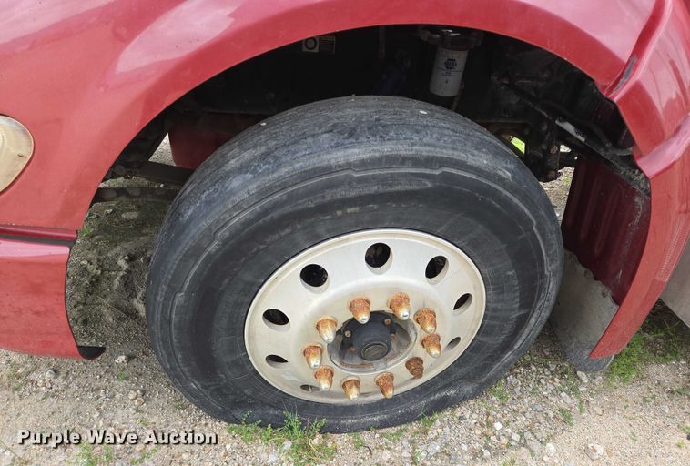 image for item DT4948 2010 Peterbilt 386 semi truck