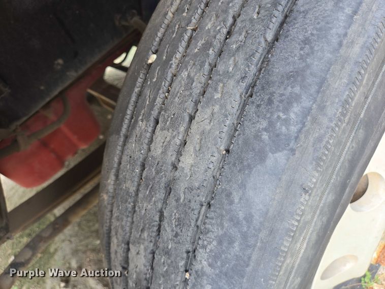 image for item DT4948 2010 Peterbilt 386 semi truck