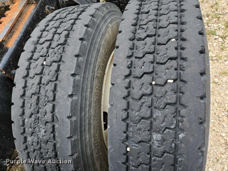 image for item DT4948 2010 Peterbilt 386 semi truck