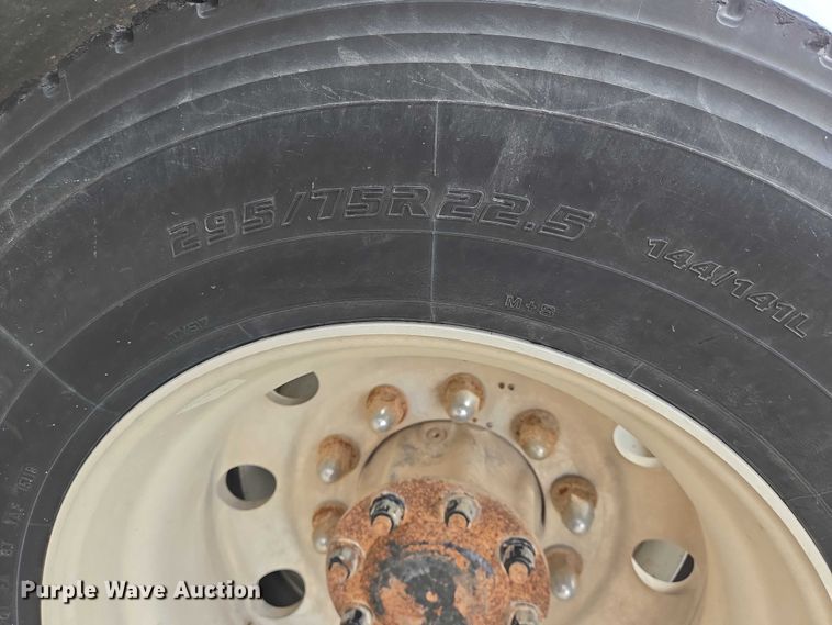 image for item DT4948 2010 Peterbilt 386 semi truck