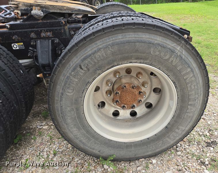 image for item DT4948 2010 Peterbilt 386 semi truck