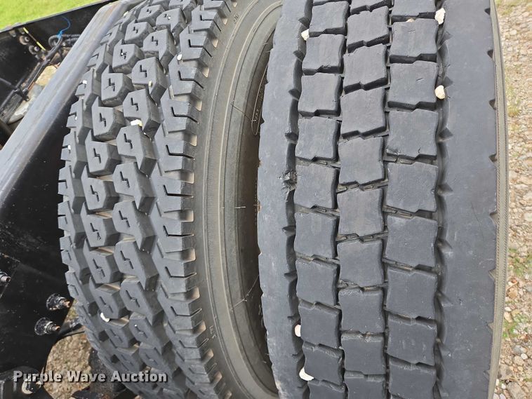 image for item DT4948 2010 Peterbilt 386 semi truck