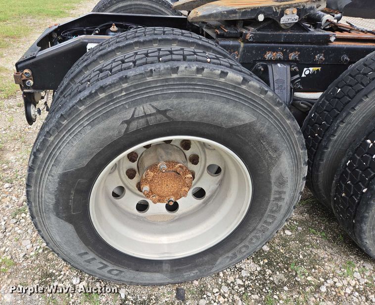 image for item DT4948 2010 Peterbilt 386 semi truck