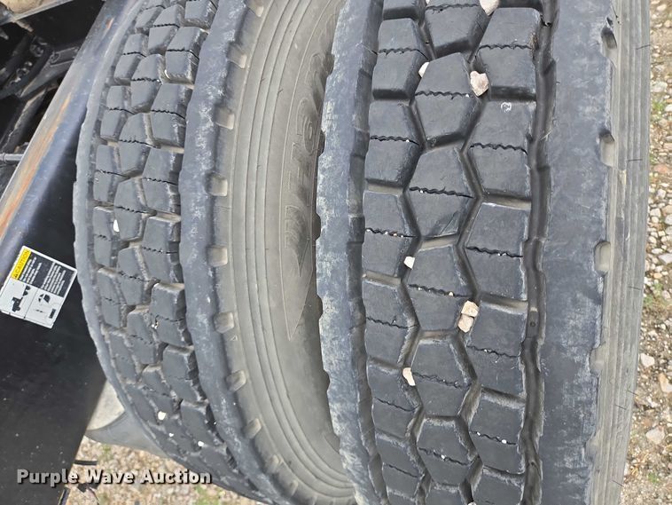 image for item DT4948 2010 Peterbilt 386 semi truck