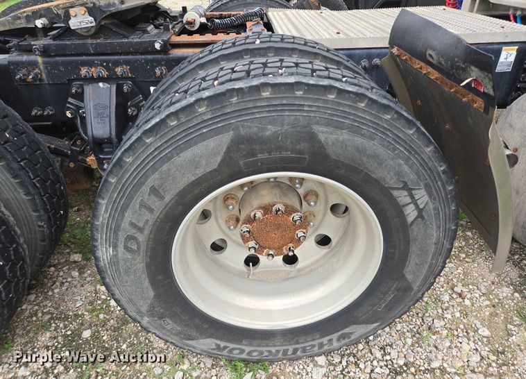 image for item DT4948 2010 Peterbilt 386 semi truck