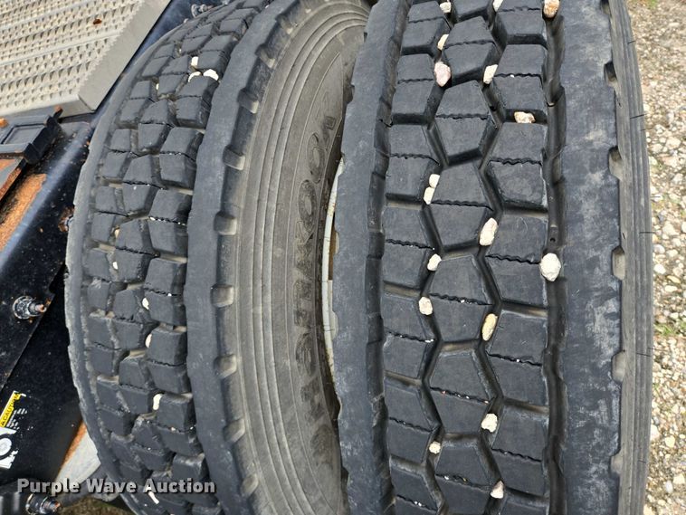 image for item DT4948 2010 Peterbilt 386 semi truck