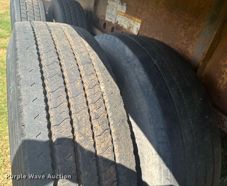 image for item DU9221 2005 Fontaine flatbed trailer