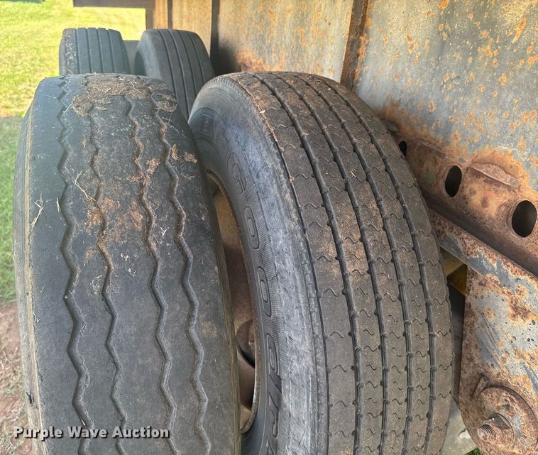 image for item DU9221 2005 Fontaine flatbed trailer