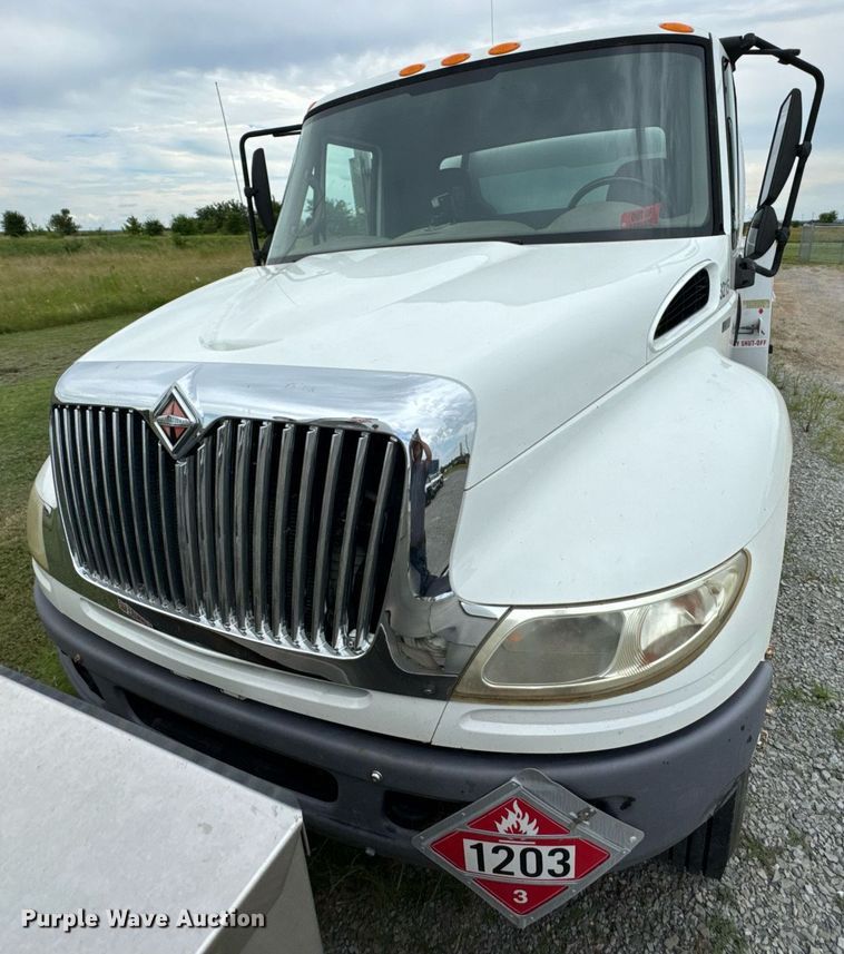 image for item DU9229 2011 International 4400 fuel truck