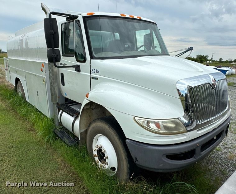 image for item DU9229 2011 International 4400 fuel truck