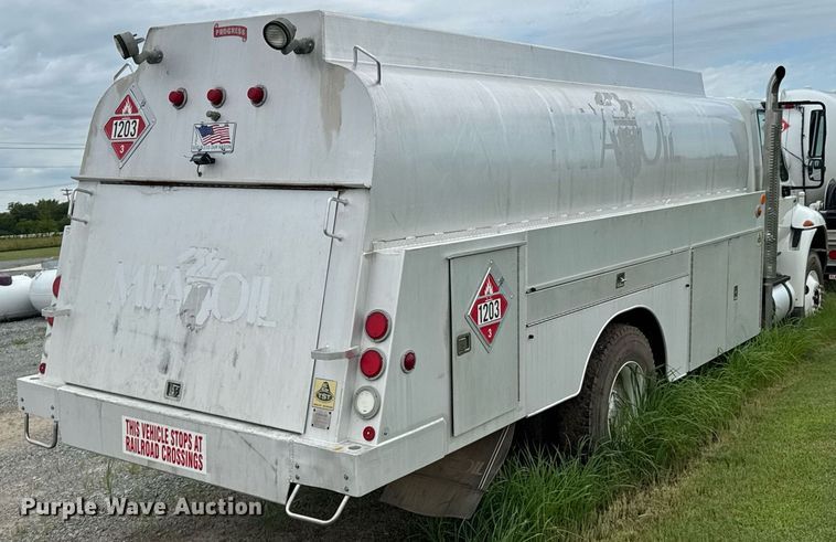 image for item DU9229 2011 International 4400 fuel truck