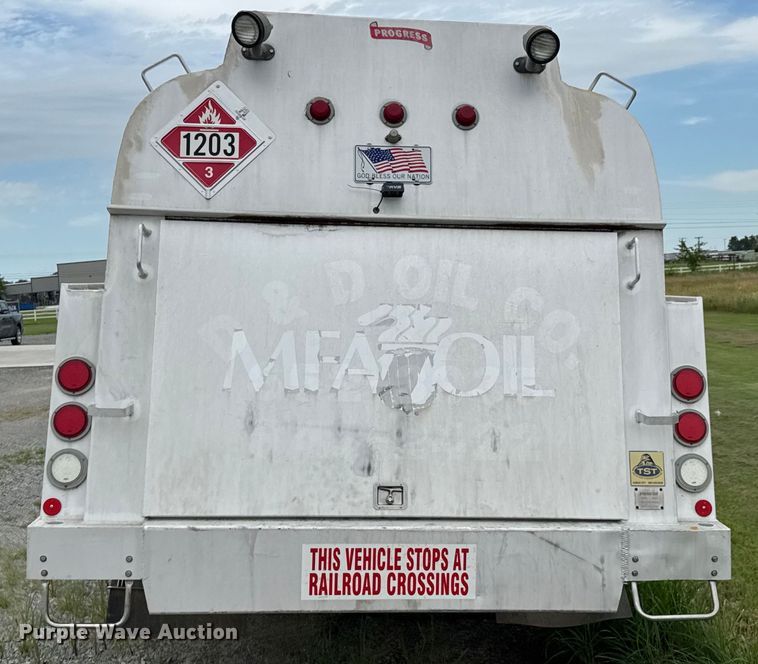image for item DU9229 2011 International 4400 fuel truck