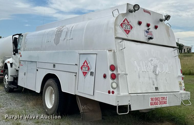 image for item DU9229 2011 International 4400 fuel truck