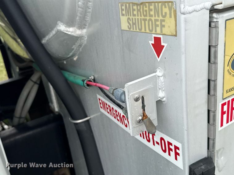 image for item DU9229 2011 International 4400 fuel truck