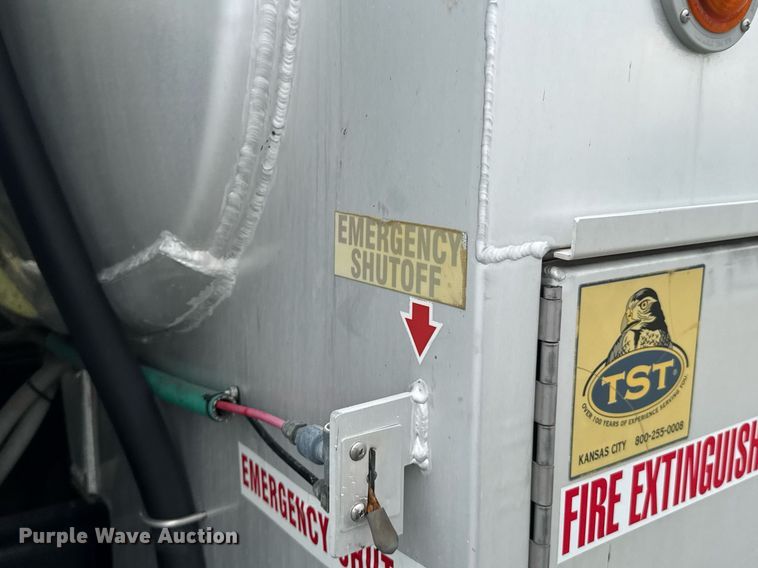 image for item DU9229 2011 International 4400 fuel truck