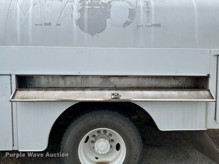 image for item DU9229 2011 International 4400 fuel truck