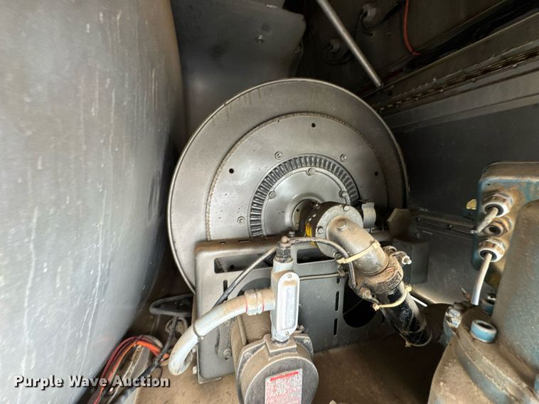 image for item DU9229 2011 International 4400 fuel truck