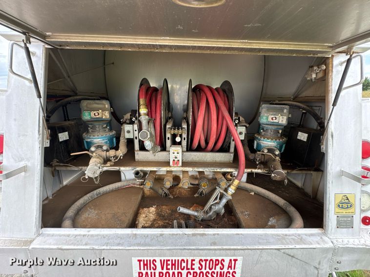 image for item DU9229 2011 International 4400 fuel truck