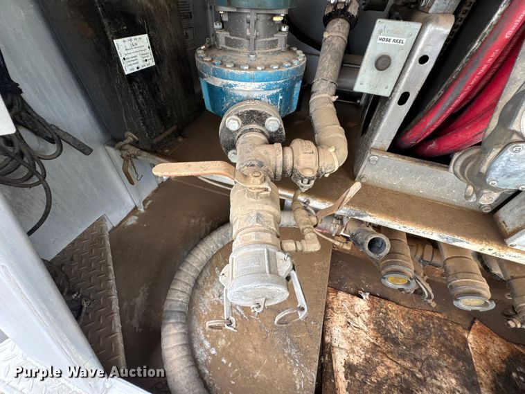 image for item DU9229 2011 International 4400 fuel truck