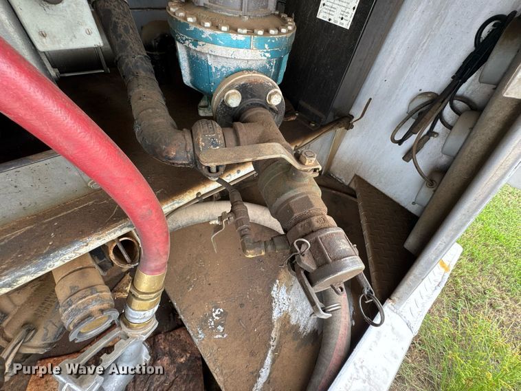 image for item DU9229 2011 International 4400 fuel truck