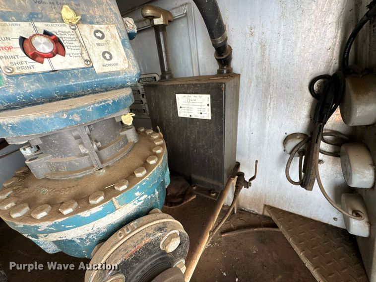 image for item DU9229 2011 International 4400 fuel truck