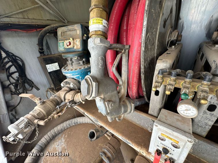 image for item DU9229 2011 International 4400 fuel truck