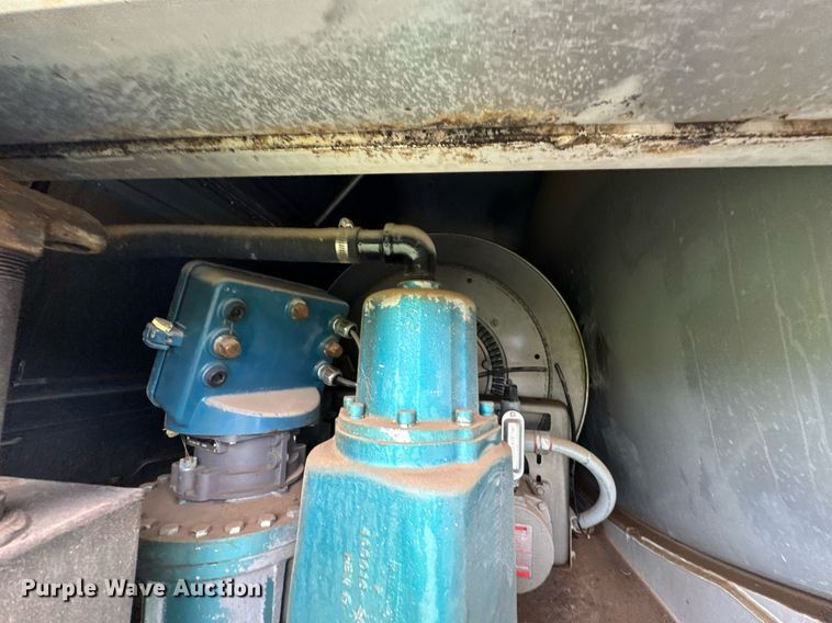 image for item DU9229 2011 International 4400 fuel truck