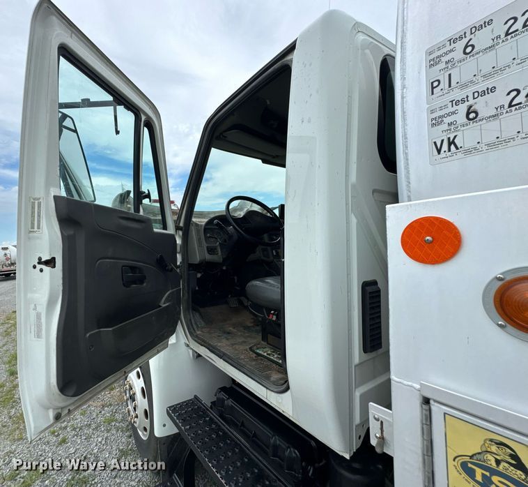 image for item DU9229 2011 International 4400 fuel truck